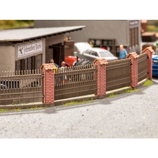 HO Scale Fence with Brick Columns (Length: 213mm, Width: 5mm, Height: 25mm)