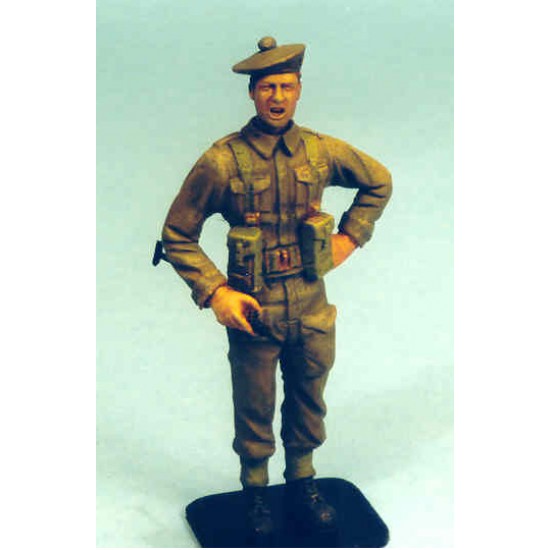 1/35 UK Infantry Officer Standing with Sten Submachine Gun (1 figure)