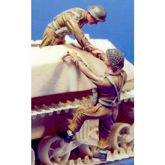 1/35 UK Soldiers Climbing onto Vehicle (2 figures)