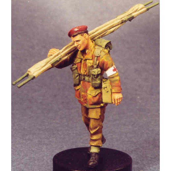 1/35 Paratrooper Medic Walking with Stretcher on Shoulder