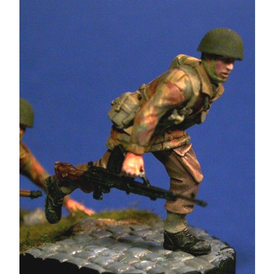 1/35 UK Paratrooper Running with Bren Light Machine Gun (1 figure)