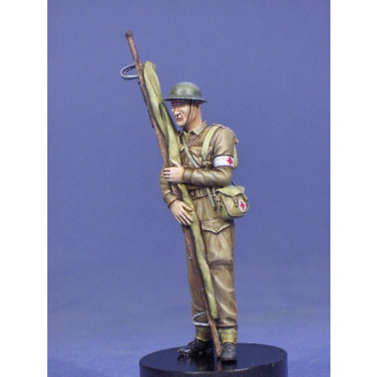 1/35 British Medic with Stretcher (includes Optional Head)(1 figure)