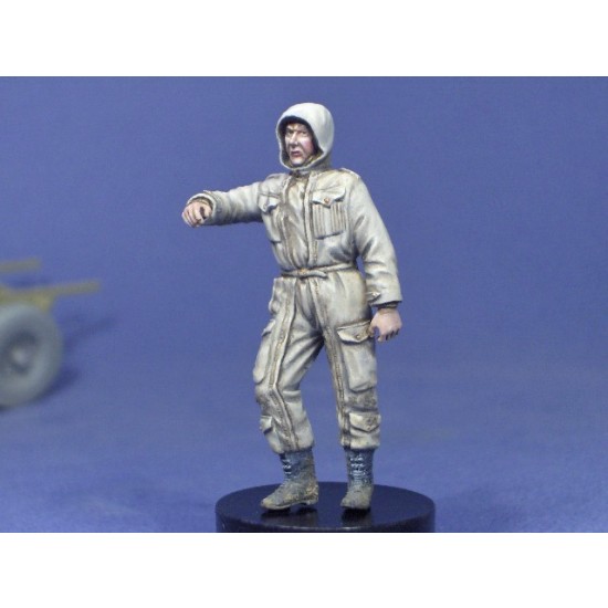 1/35 British Tanker in Pixie Suit No.2 Leaning with Raised Hood (1 figure)