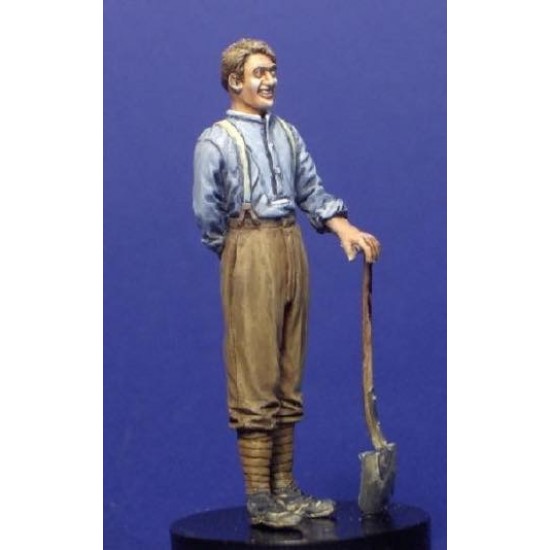 1/35 WWI Soldier with Spade