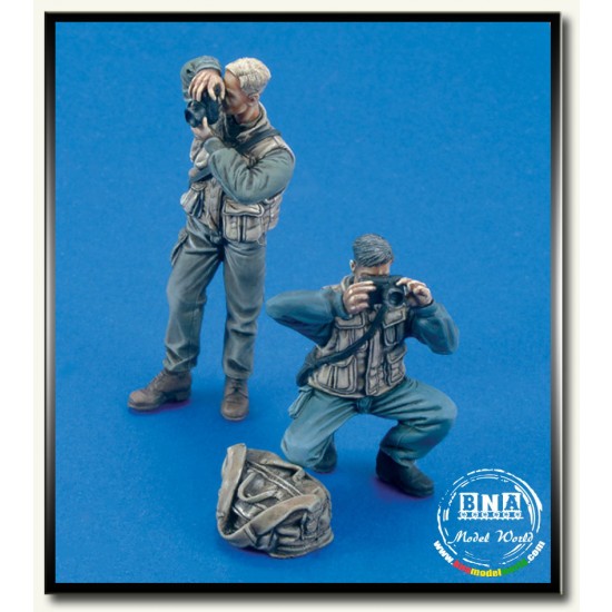 Royal Model 1/35 Photographers Shooting With Camera Bag – Resin Figure Kit (2 Figures) – 508