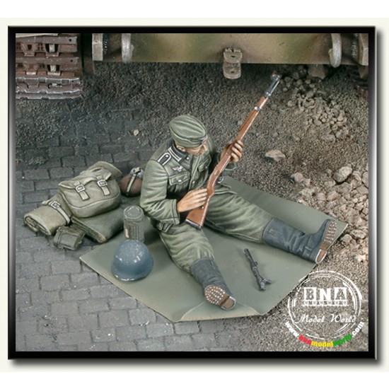 1/35 WWII German Soldier Cleans Up His Rifle