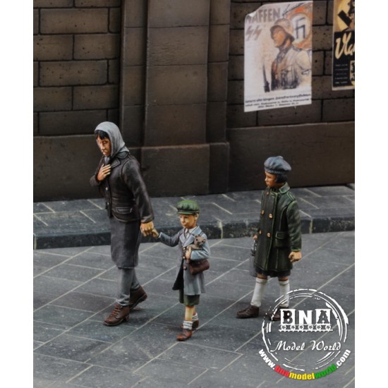 1/35 Mother with Her Children (3 Figures)