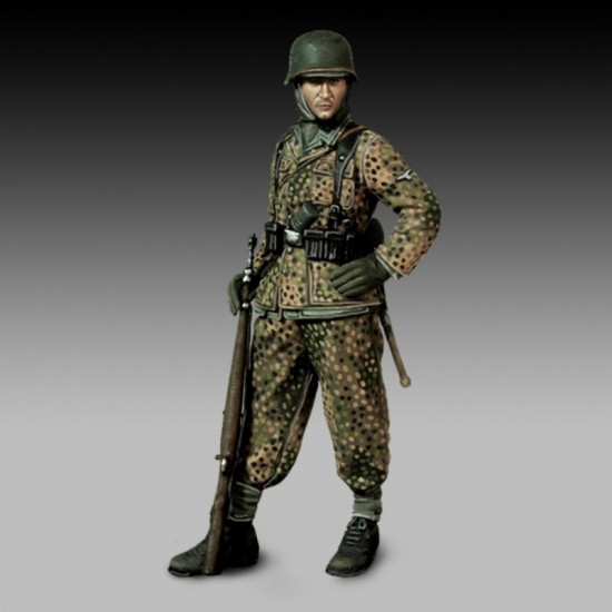1/72 WWII Waffen SS Grenadier with Rifle