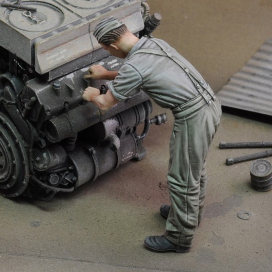 1/72 WWII German Soldier At Work