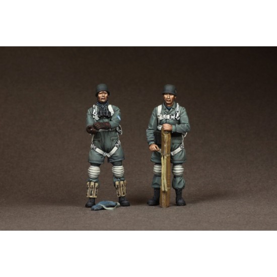 1/35 MG Gunner and Feldwebel Fallschirmjager at The Airfield (2 figures)