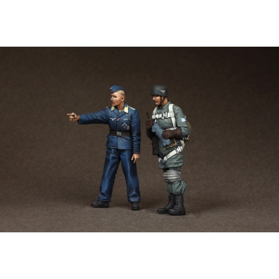 1/35 Officer and Feldwebel Fallschirmjager at The Airfield (2 figures)