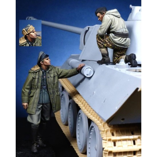 1/35 WWII German Panther Commander & Waffen SS Officer (2 figures)