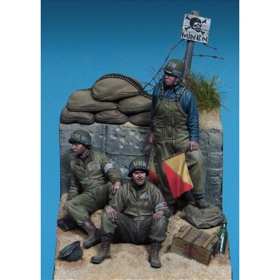 1/35 US Navy Corpsmen & Signalman Utah Beach, Normandy 1944 (3 figures w/base)