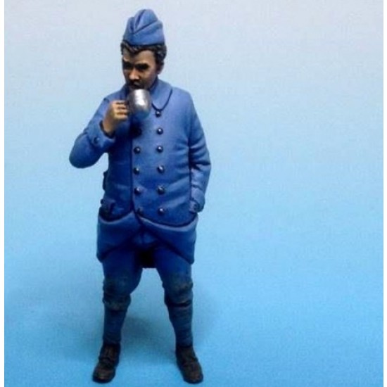 1/35 WWI French Soldier at Rest in Winter No.3 (1 figure)