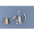 1/35 Italian Armoured Car Crew Changing Tyre (2 figures)