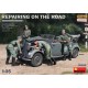 1/35 Repairing on The Road - Type 170V Cabrio Saloon w/4 Figures